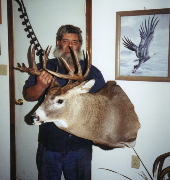 Canadian Whitetail Mount by Kline's Taxidermy